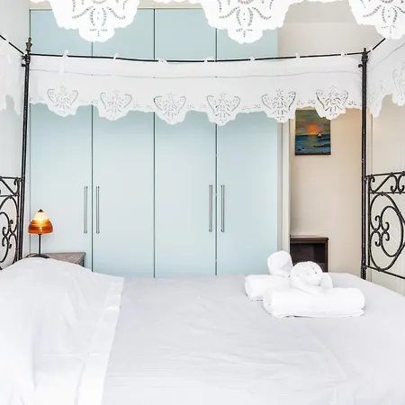 Blue And White Дом отдыха *